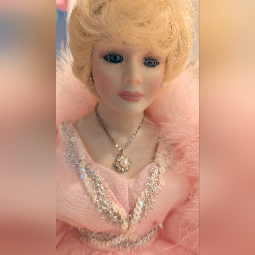 Mary Kay Ash Silver Anniversary Ceramic Doll In Original Box - Picture 2 of 6